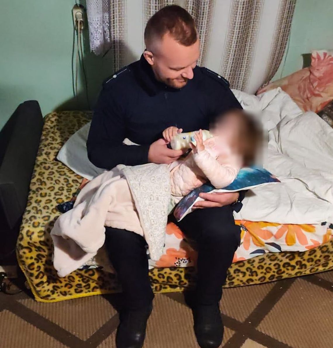 Policjanci nakarmili głodne dziecko. Pijani rodzice zatrzymani