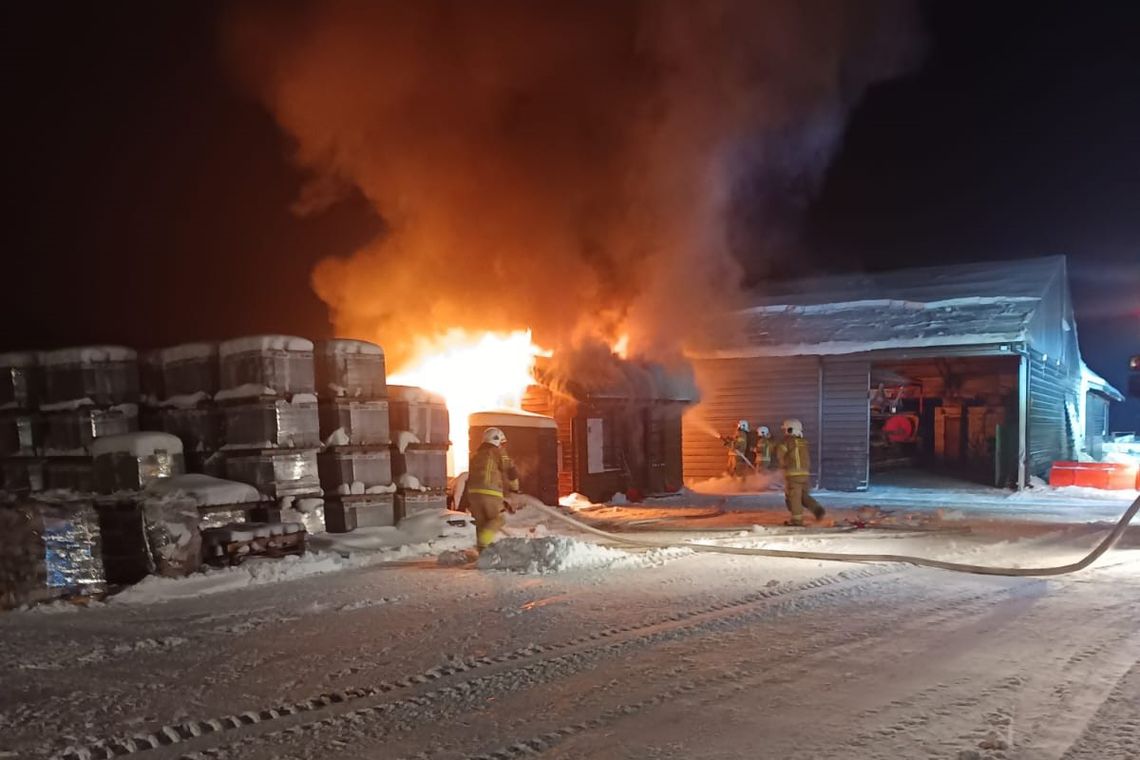 Policjanci wracali do domów, gdy zauważyli ogień. Uratowali tartak w Krupem przed spaleniem Policjanci wracali do domów, gdy zauważyli ogień. Uratowali tartak w Krupem przed spaleniem
