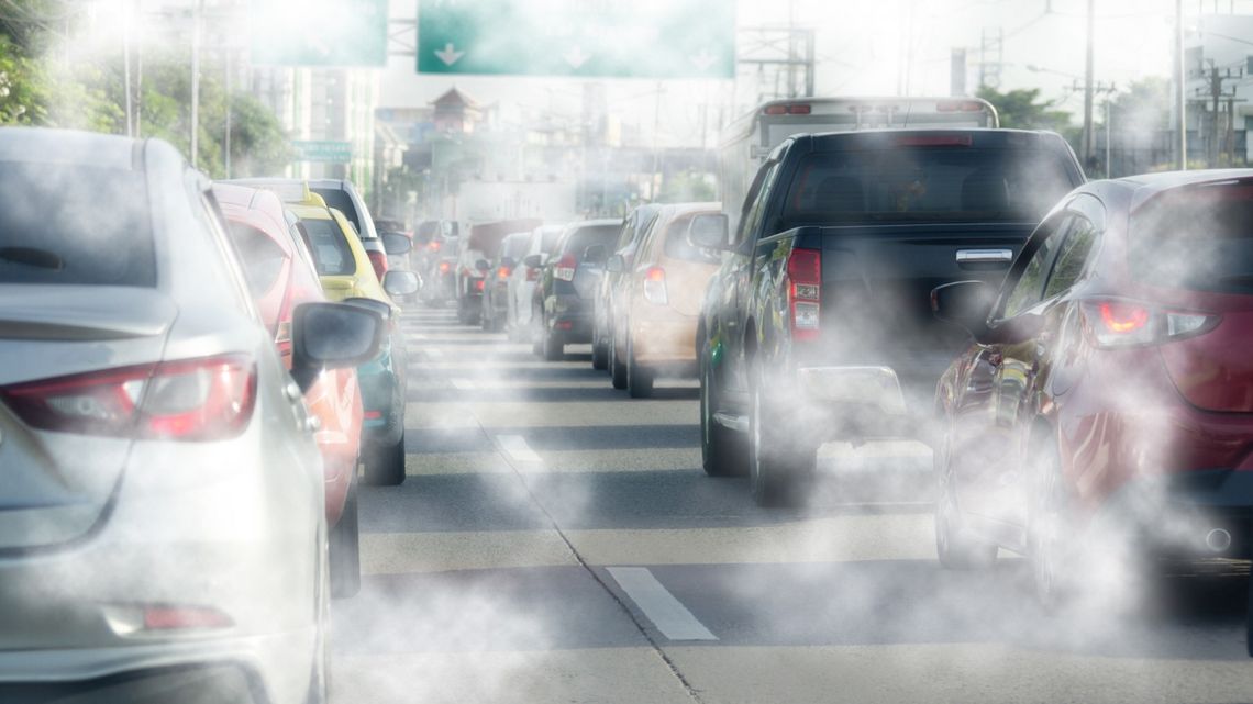 Smog na ulicy, jadą auta