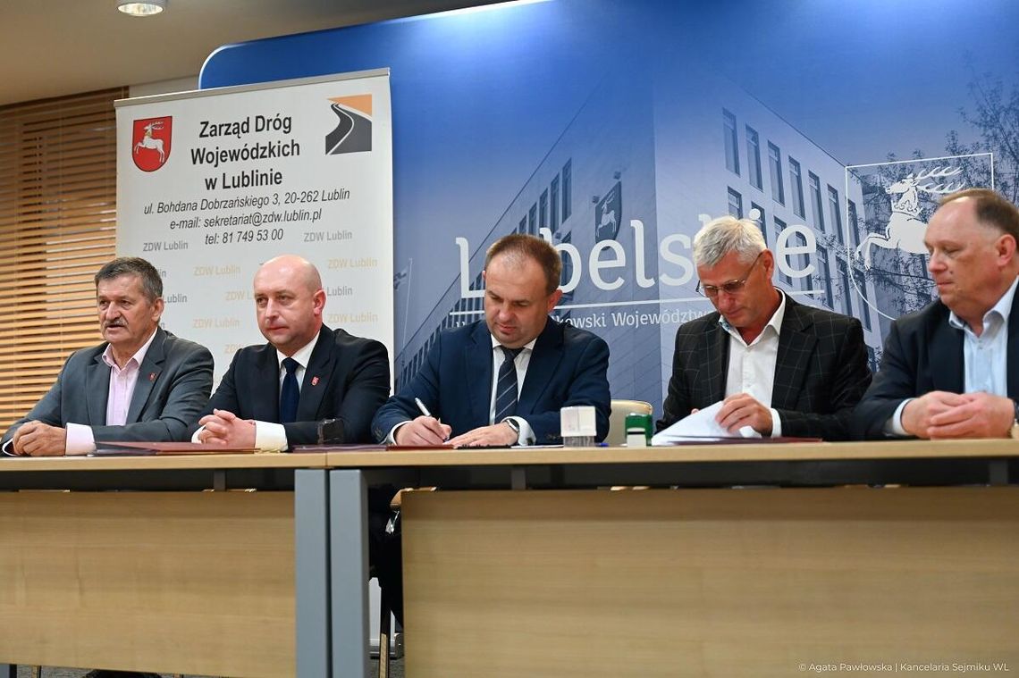 Ponad 10,8 mln zł na remonty dróg wojewódzkich. Wśród inwestycji ważna trasa w powiecie chełmskim Cztery kolejne drogi wojewódzkie w województwie lubelskim doczekają się modernizacji. W Urzędzie Marszałkowskim podpisano umowy o łącznej wartości ponad 10,8 mln zł, które obejmują remonty tras w powiatach lubartowskim, bialskim, parczewskim i chełmskim