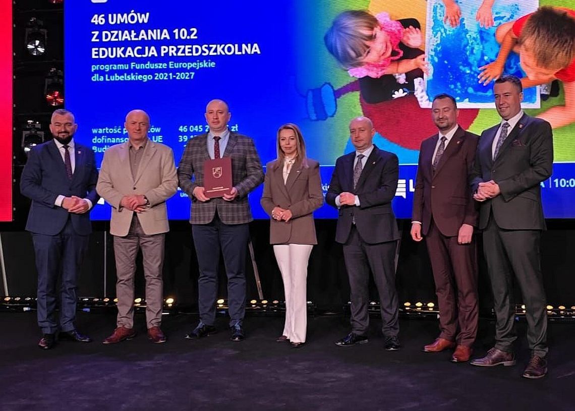 zdjęcie wójta z odebrania umowy w lublinie