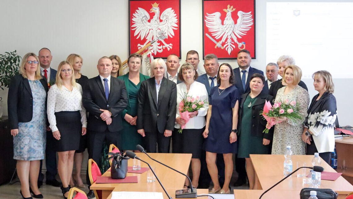 Portfele radnych w gminie Dorohusk. Tak zmieniła się ich sytuacja przez rok Jak zmieniły się finanse radnych gminy Dorohusk w ciągu ostatniego roku? Analiza najnowszych oświadczeń majątkowych pokazuje wzrost diet, nowe inwestycje w nieruchomości i odnawialne źródła energii oraz zmiany w dochodach, oszczędnościach i zobowiązaniach kredytowych.