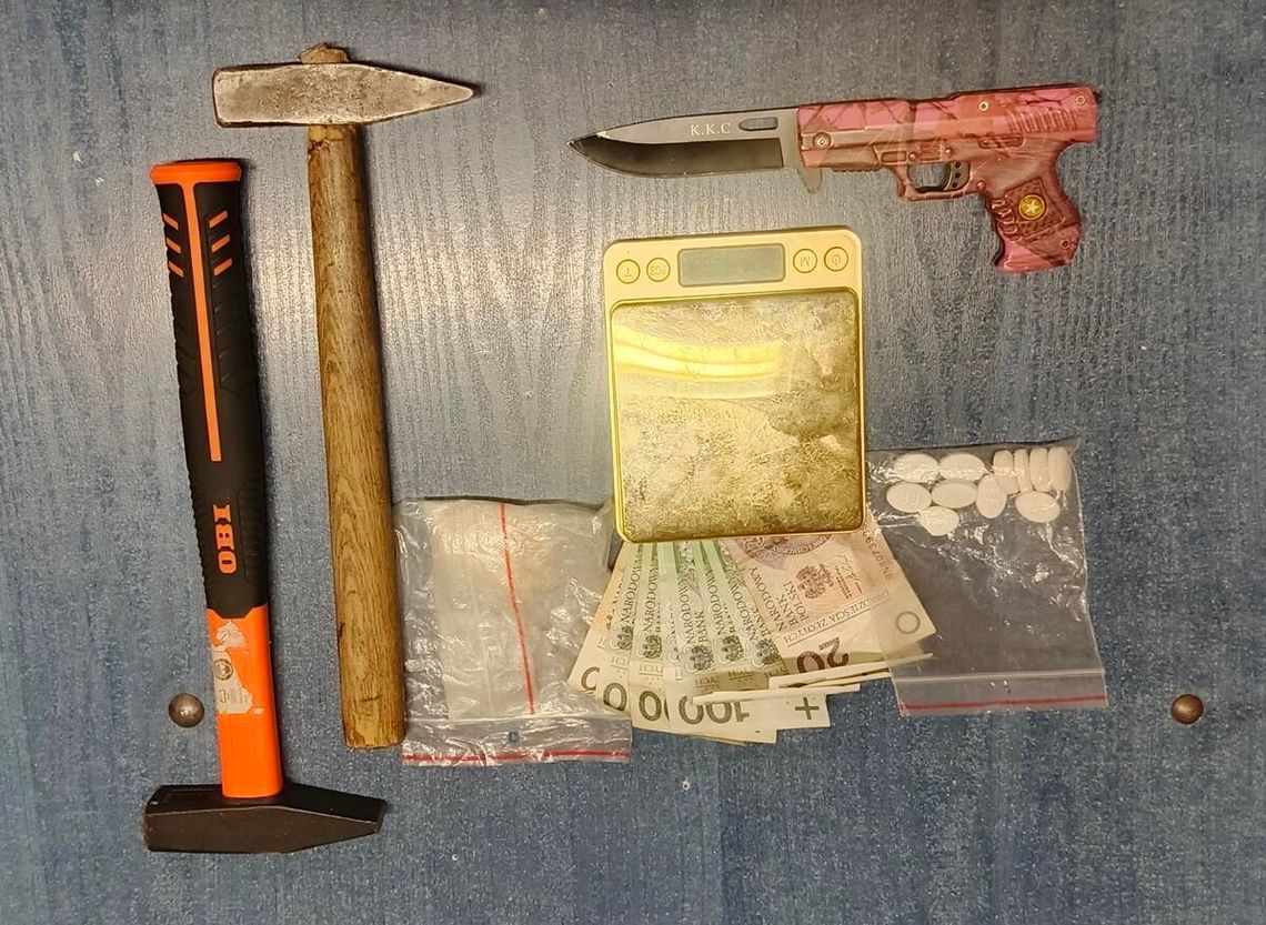 Poszukiwany mężczyzna zatrzymany w Okunince. Policja znalazła narkotyki i podejrzane przedmioty
