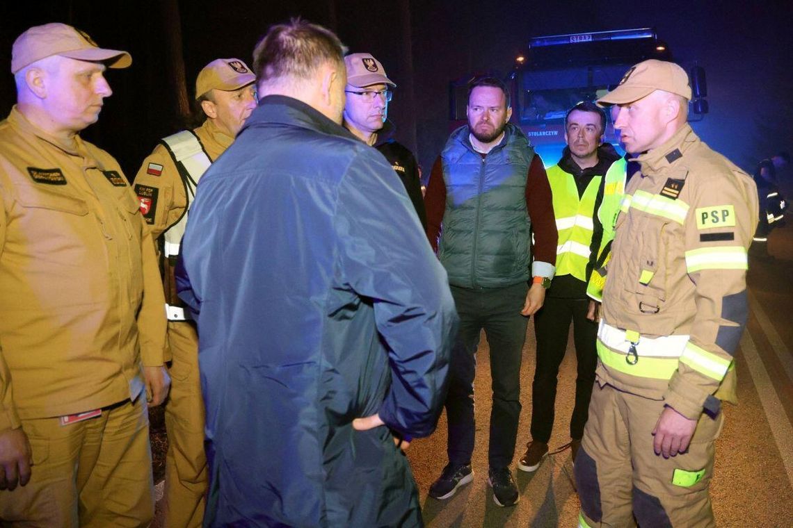 Drugi dzień walki z ogniem. Zadysponowano kolejne śmigłowce, budowane są pasy zaporowe [ZDJĘCIA]