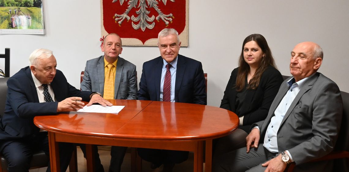 Pow. krasnostawski. Cyfrowa geodezja coraz bliżej mieszkańców. Powiat podpisał ważną umowę