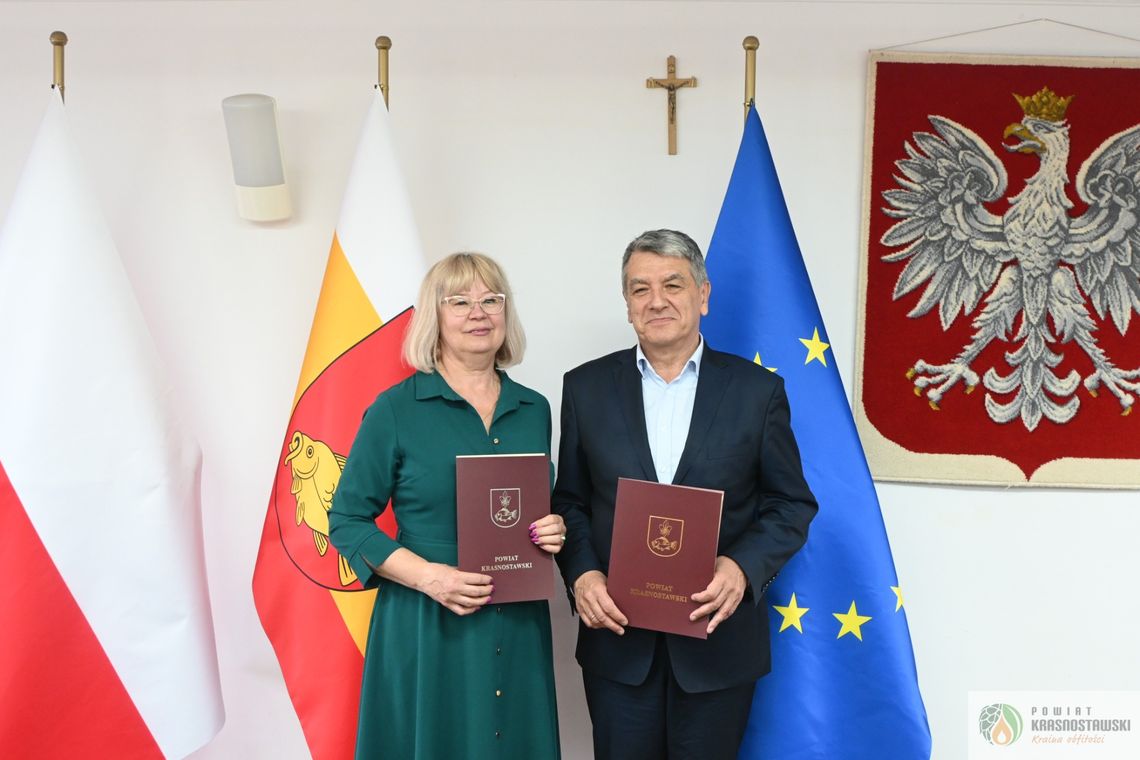 Pow. krasnostawski. Elżbieta Patyk i Janusz Rzepka z listami gratulacyjnymi od władz powiatu