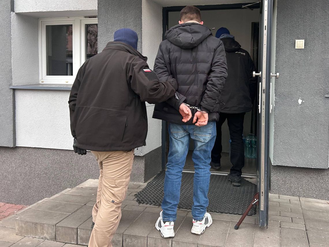 Pow. krasnostawski. Kobieta uciekała autem, mężczyzna pieszo. Oboje byli pijani