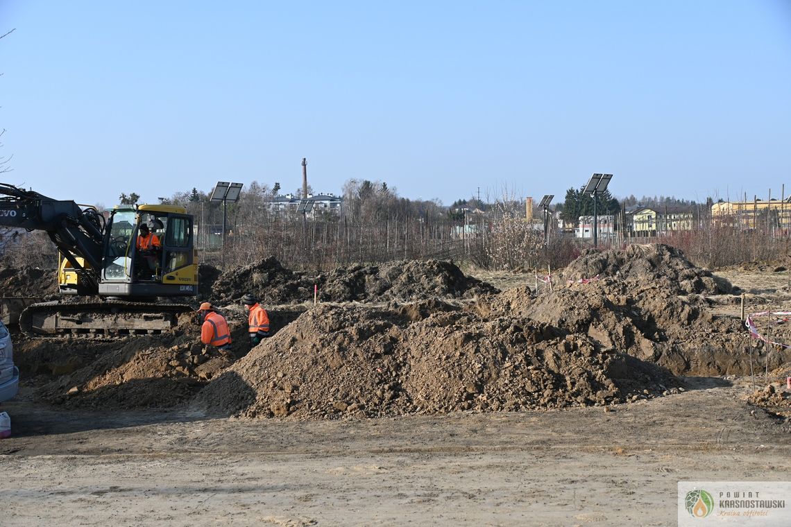 Pow. krasnostawski. Petenci będą zadowoleni. Przy starostwie powstanie 55 nowych miejsc parkingowych Pow. krasnostawski. Petenci będą zadowoleni. Przy starostwie powstanie 55 nowych miejsc parkingowych