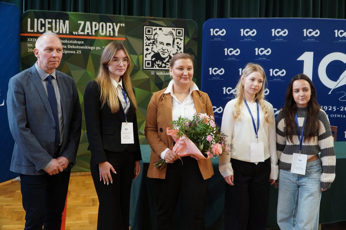 Pow. krasnostawski. Uczniowie z Krasnegostawu przy Okrągłym Stole