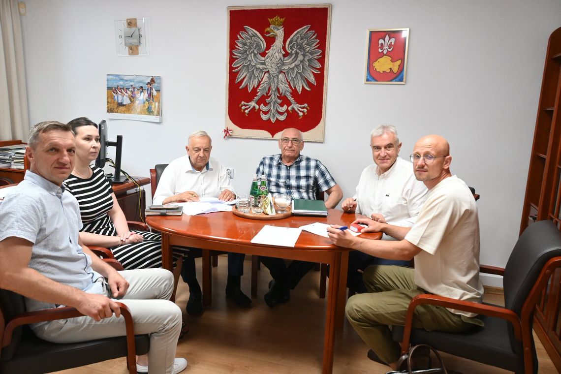 Pow. krasnostawski. Zabytkowe Kolegium rozbłyśnie po zmroku. Powiat podpisał umowę na inwestycję Pow. krasnostawski. Zabytkowe Kolegium rozbłyśnie po zmroku. Powiat podpisał umowę na inwestycję