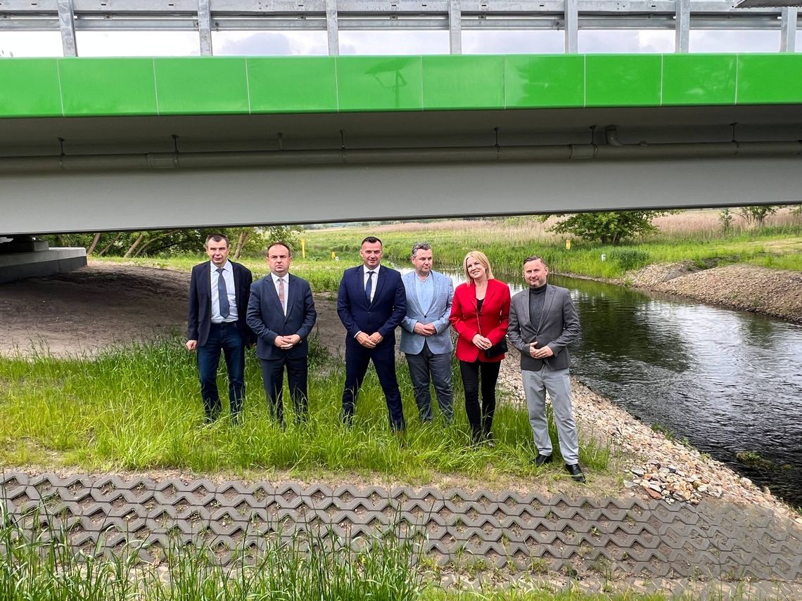 Pow. włodawski. Podpisali umowę na drogę i otworzyli most