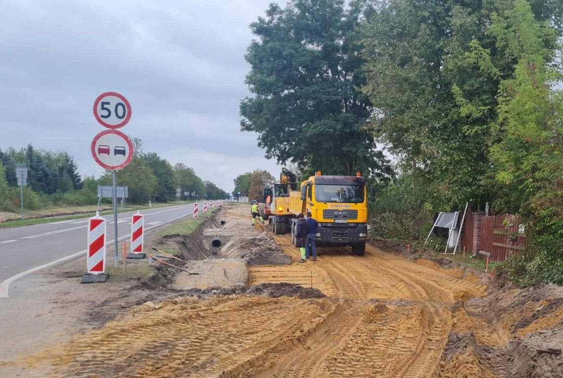 Pow. włodawski. Ruszyła budowa ścieżki rowerowej i chodnika w Urszulinie i Wytycznie Pow. włodawski. Ruszyła budowa ścieżki rowerowej i chodnika w Urszulinie i Wytycznie