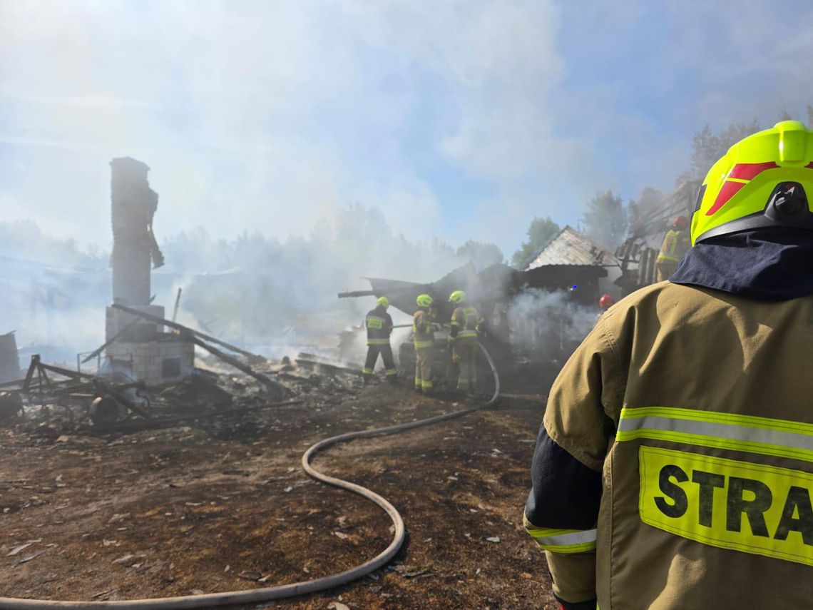 Pow. włodawski.  Spłonęły zabudowania gospodarcze i część domu. Straty to około 150 tys. zł [ZDJĘCIA]