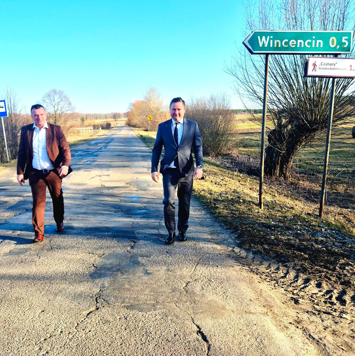 starosta i wicestarosta na drodze powiatowej w okolicach Wincencina