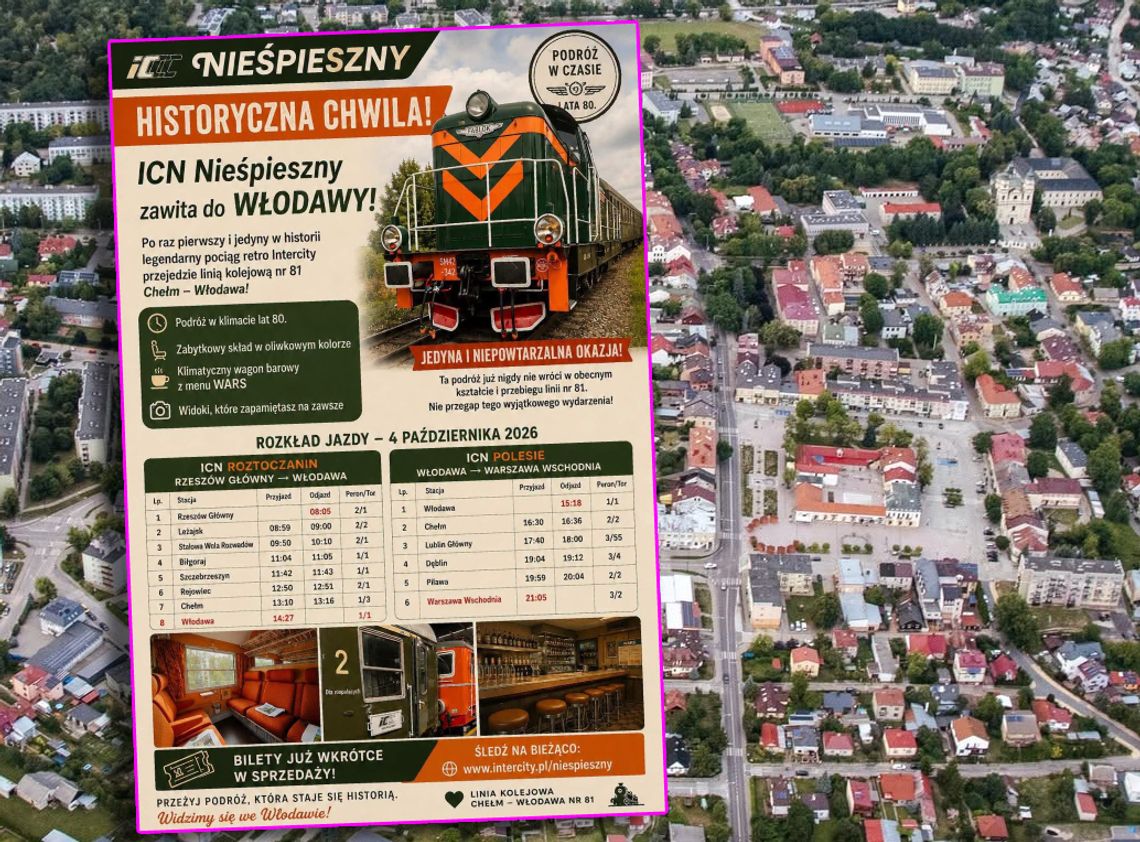 Pow. włodawski. Wsiąść do pociągu niebylejakiego... plakat z wizerunkiem oliwkowego pociągu na tle centrum włodawy z lotu ptaka