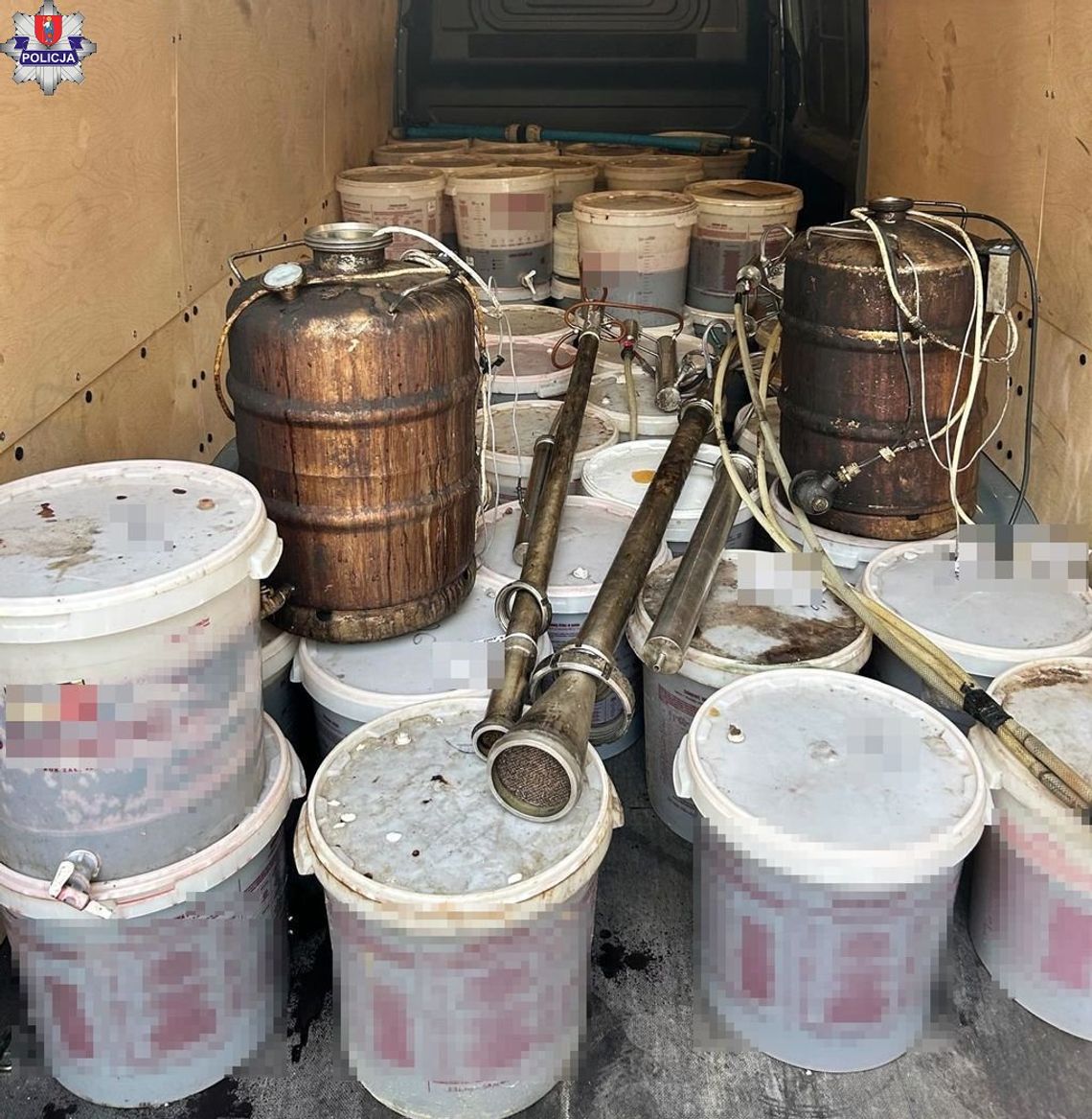 Nielegalna bimbrownia. Policjanci zabezpieczyli prawie 2000 litrów alkoholu [ZDJĘCIA]