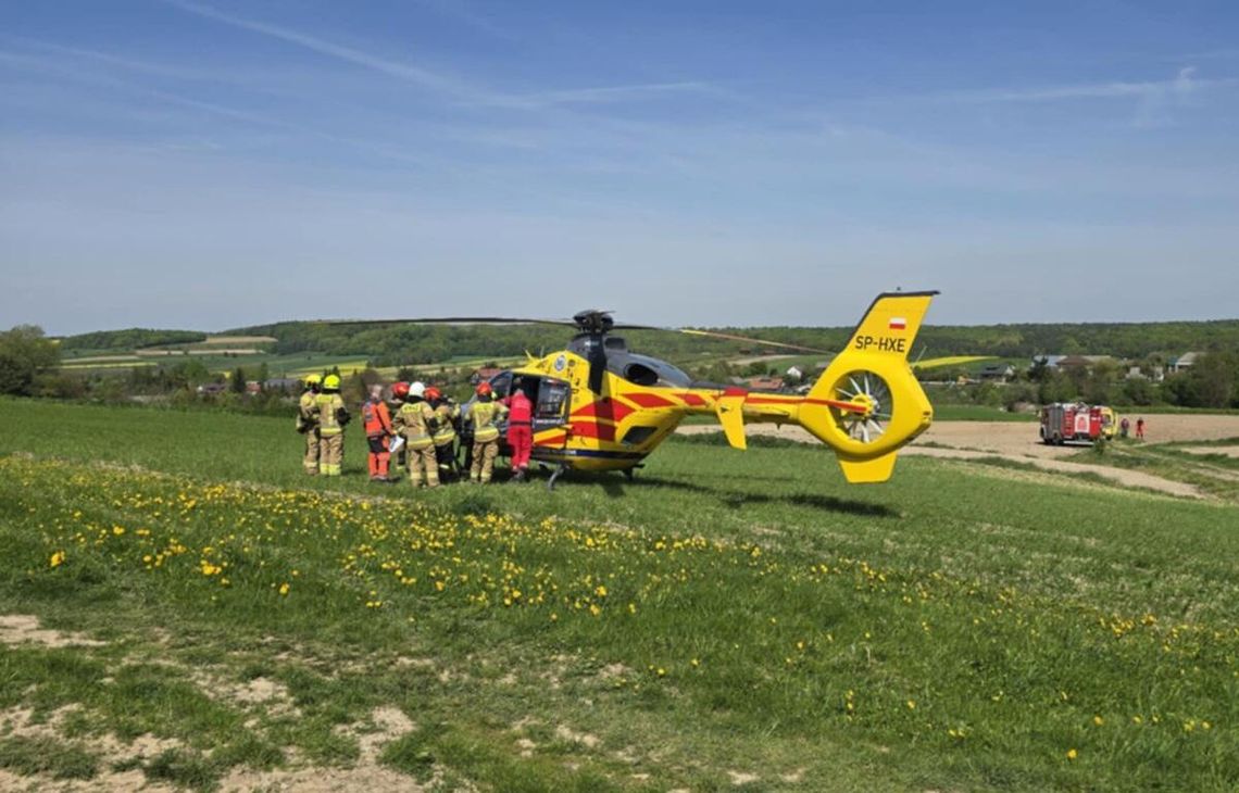 Poważny wypadek w gminie Izbica. Mężczyzna przyciśnięty przez maszynę. Wezwano LPR