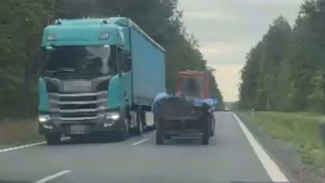 Mieszkańcy Rzeszowa zauważyli ciągnik rolniczy z podpiętym wozem, który wykonywał na jezdni niebezpieczne manewry. Podpity kierowca nie potrafił utrzymać prostego toru jazdy.