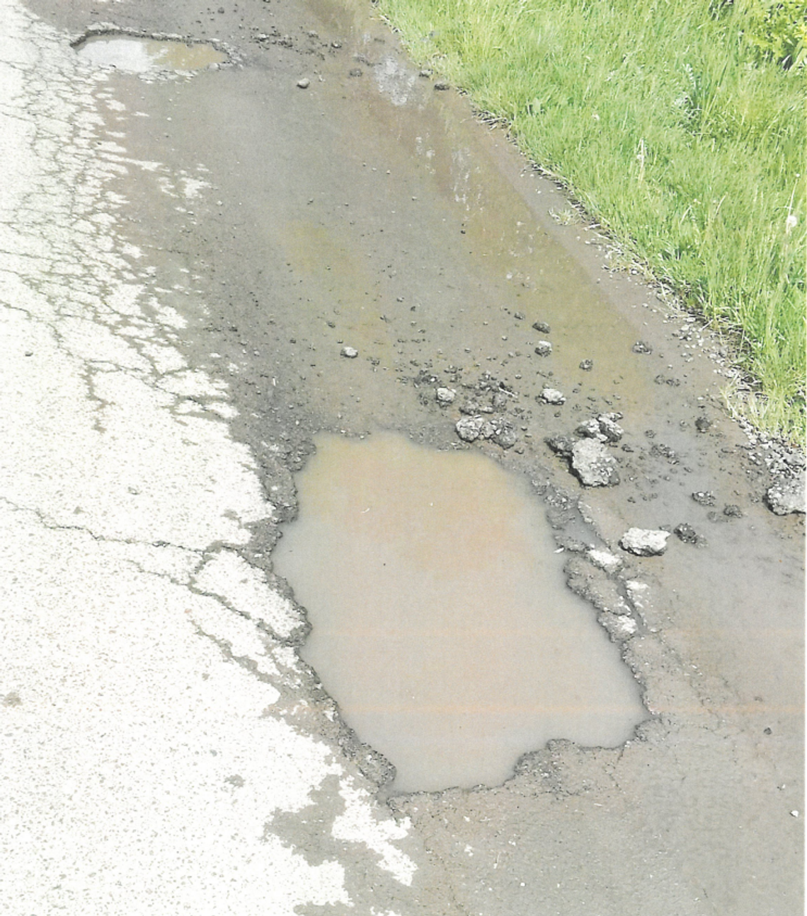 Powiat chełmski. Głębokie ubytki, stojąca woda i zniszczone pobocza. Radny apeluje o pilny remont drogi Stołpie-Henrysin Głębokie wyrwy w jezdni, stojąca woda, popękane krawędzie asfaltu i zniszczone pobocze - tak według zgłoszeń mieszkańców wygląda fragment drogi powiatowej nr 1817L między Stołpiem a Henrysinem.