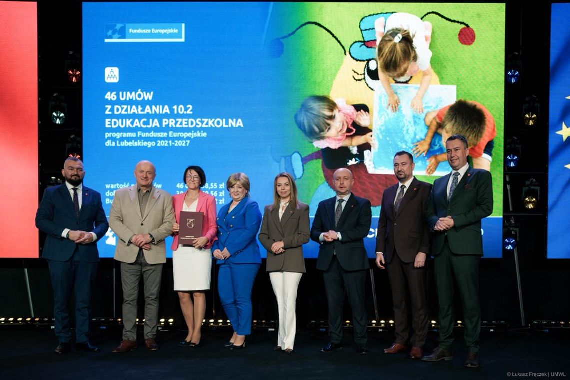 Członkowie zarządu województwa lubelskiego wręczyli 46 umów związanych z zadaniami dotyczącymi edukacji przedszkolnej i realizowanymi w ramach programu Fundusze Europejskie dla Lubelskiego na lata 2021-2027. Cała pula zewnętrznego wsparcia opiewa na 46 mln zł, z czego środki UE to 39 mln zł. Resztę