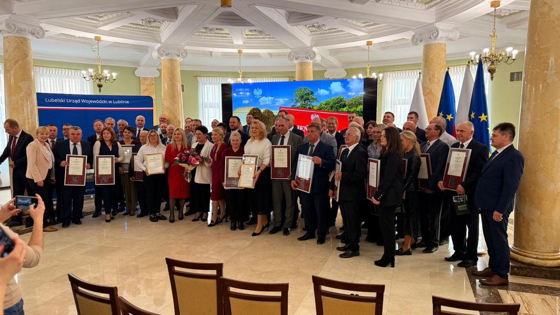 Powiat chełmski. Nasi sołtysi spisali się na medal. Zostali docenieni -Sołtys to osoba, instytucja, która w naszej kulturze politycznej, samorządowej i narodowej jest niezmiernie istotna. Sołtys jest pierwszą cegiełką fundamentu samorządowego – ocenił podczas niedawnej uroczystości z okazji Dnia Sołtysa wojewoda lubelski Krzysztof Komorski.