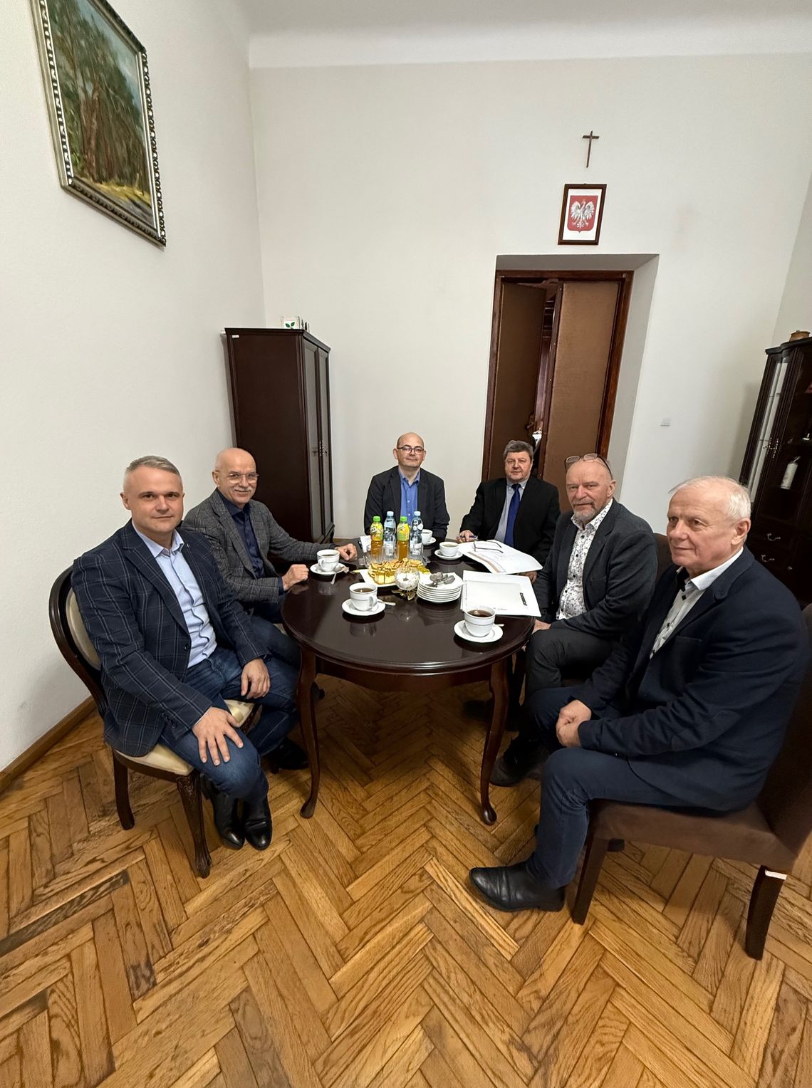 Pod koniec października minionego roku powołano do życia kolejną już w naszym regionie spółdzielnię energetyczną - „Oksza-Godziemba”. W proces tworzenia nowej struktury włączyli się włodarze dwóch gmin – Siedliszcza i Rejowca – oraz osoby odpowiedzialne za kilka gminnych jednostek.