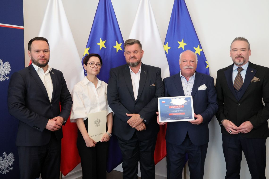 Wojewoda Krzysztof Komorski poinformował o zabezpieczeniu kolejnych 12,5 mln zł na inwestycje drogowe. Znaczna część tej puli trafi do powiatu chełmskiego, gdzie planowana jest strategiczna inwestycja związana z drogą relacji Brzeźno – Żalin-Kolonia. Dofinansowanie pochodzi z Rządowego Funduszu Rozw