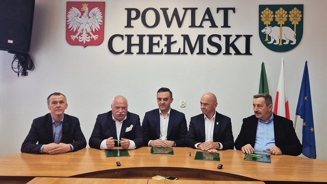 Stało się. Po długich przygotowaniach związanych z przygotowaniem dokumentacji projektowej i zabezpieczeniem w budżetach dwóch jednostek samorządu terytorialnego odpowiednich kwot, podpisana została umowa dotycząca przebudowy drogi łączącej Rożdżałów z Krzywicami.