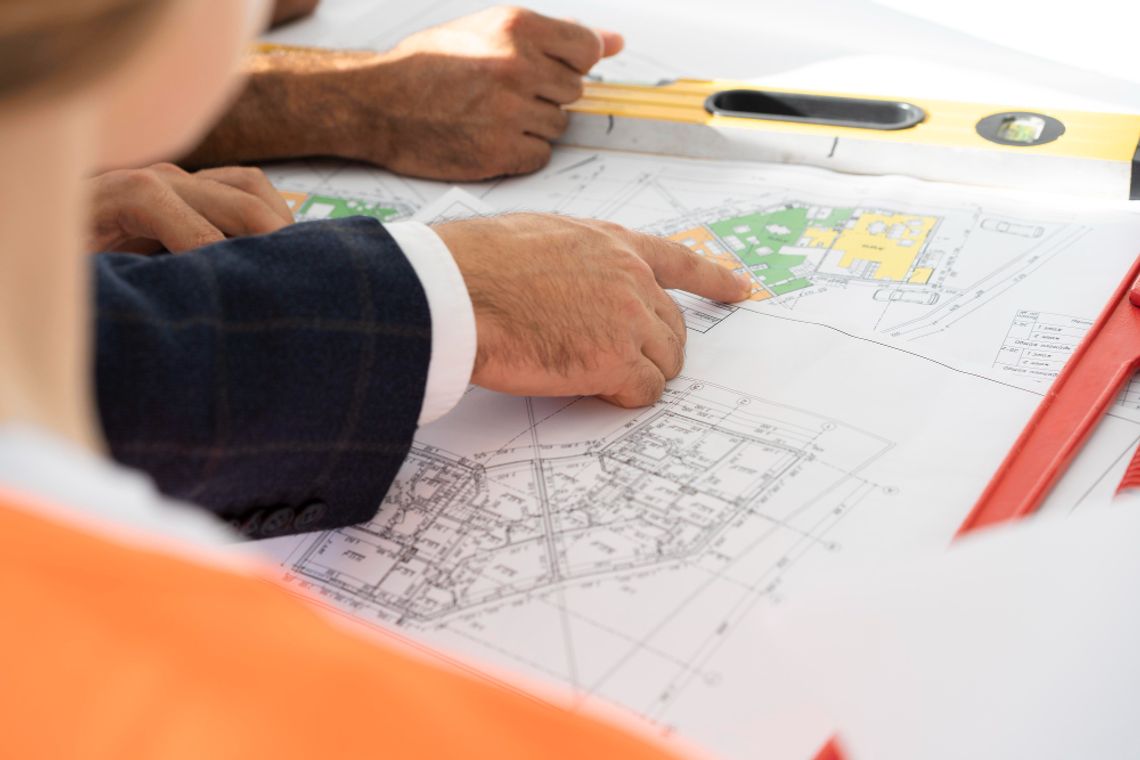 W drugiej połowie grudnia radny Bogusław Kudyba poprosił starostę chełmskiego Piotra Deniszczuka o to, aby w swoich planach inwestycyjnych na bieżący rok zarząd powiatu ujął dwie drogi, które przebiegają przez teren gminy Leśniowice. O które dokładnie arterie chodzi?