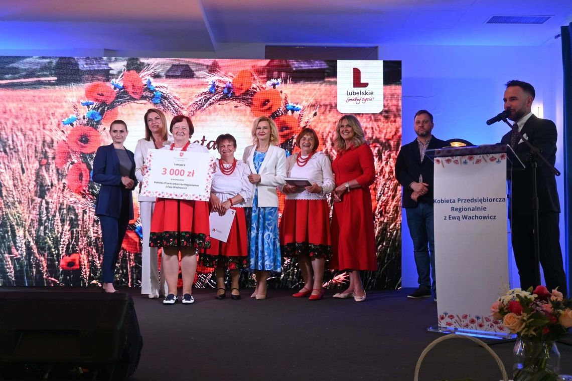 Region chełmski po raz kolejny udowodnił, że kulinarne dziedzictwo wsi pozostaje żywe dzięki zaangażowaniu i pasji członkiń Kół Gospodyń Wiejskich. Podczas tegorocznej edycji konkursu „Kobieta Przedsiębiorcza Regionalnie z Ewą Wachowicz” uczestniczki zaprezentowały potrawy inspirowane tradycjami.