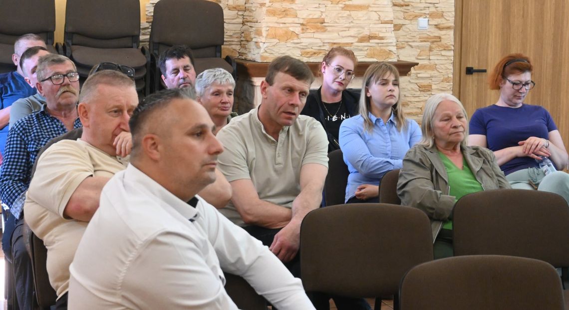 Powiat chełmski. Światełko w tunelu dla drogi Toruń–Borowica. Petycja mieszkańców i przełomowe decyzje w Krasnymstawie Stan techniczny drogi powiatowej nr 1811L na odcinku Toruń – Borowica od lat budził ogromne niezadowolenie mieszkańców gmin Łopiennik Górny oraz Rejowiec Fabryczny. Ostatnie dni przyniosły jednak wyraźny zwrot akcji – od obywatelskiej petycji, przez emocjonalne spotkanie w świetlicy w Kaniem.
