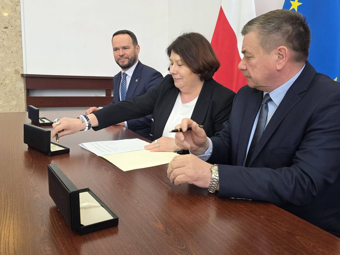 W ostatnich dniach wojewoda Krzysztof Komorski podpisał szereg umów w ramach Rządowego Funduszu Rozwoju Dróg. Swoje inwestycje zrealizuje również kilka gmin, które położone są na terenie powiatu chełmskiego.