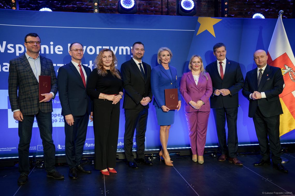 Przedstawiciele samorządu województwa lubelskiego podpisali kolejne 37 umów dotyczących dofinansowań na nowoczesną infrastrukturę wodno-ściekową. Środki pochodzą z programu Fundusze Europejskie dla Lubelskiego na lata 2021-2027. Łączna wartość wszystkich projektów to ponad 131 mln zł.