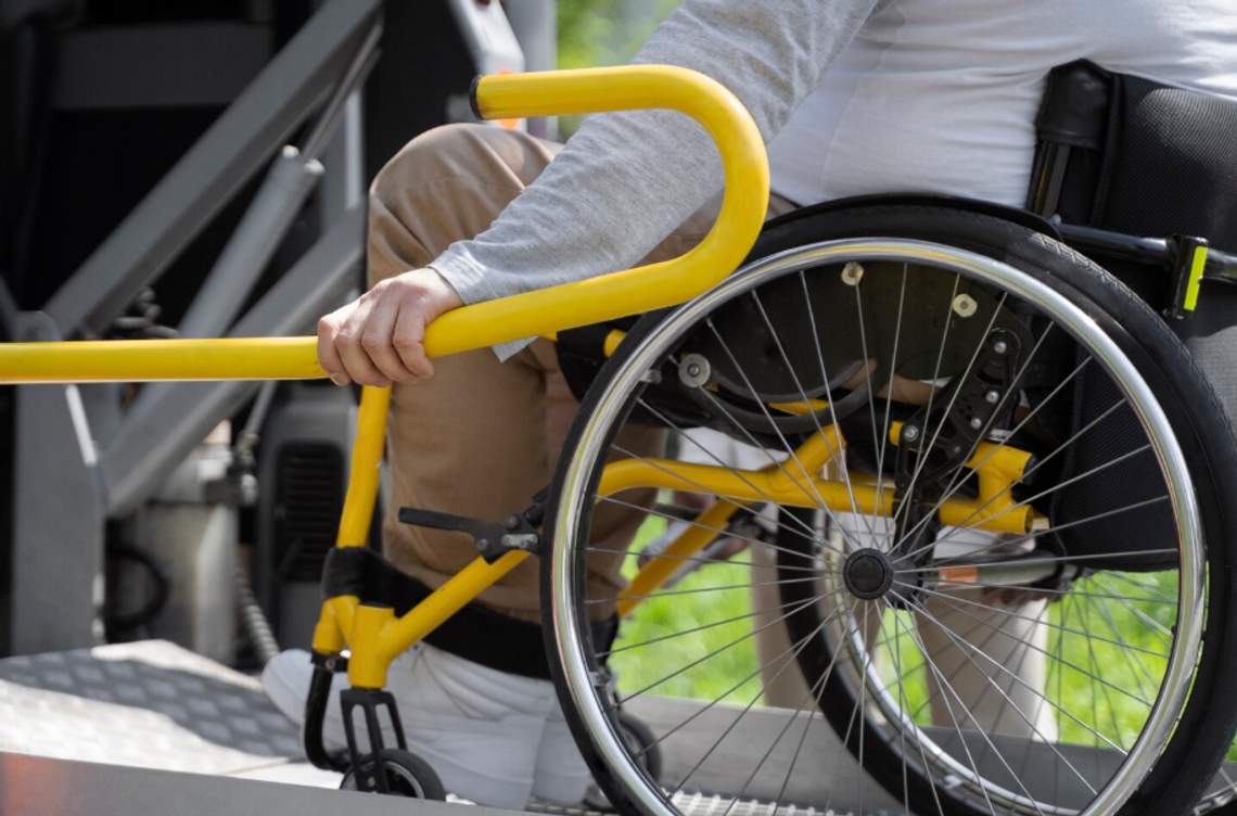 Powiat chełmski. Zakup busa pod znakiem zapytania Już po raz drugi zarząd powiatu chełmskiego ogłosił postępowanie przetargowe w związku z planami zakupu busa dla osób niepełnosprawnych – wychowanków Specjalnego Ośrodka Szkolno-Wychowawczego w Dorohusku. Dlaczego nie wskazano do tej pory dostawcy odpowiedniego pojazdu?