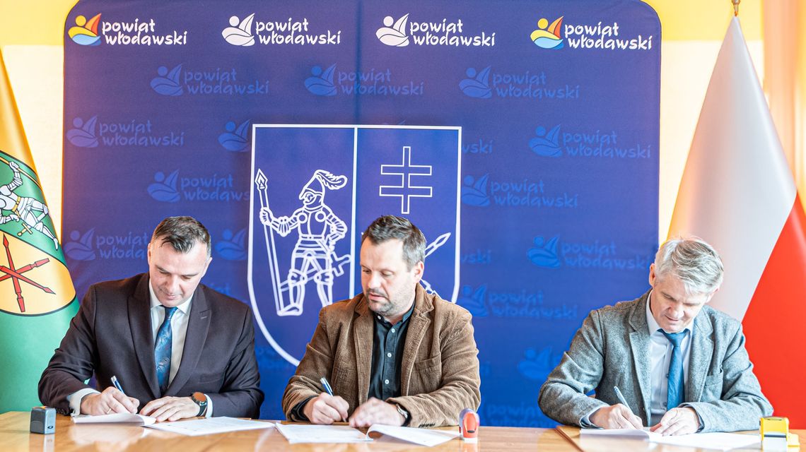 Powiat inwestuje w deszczówkę przy włodawskich szkołach. Podpisano umowę na kolejny etap prac