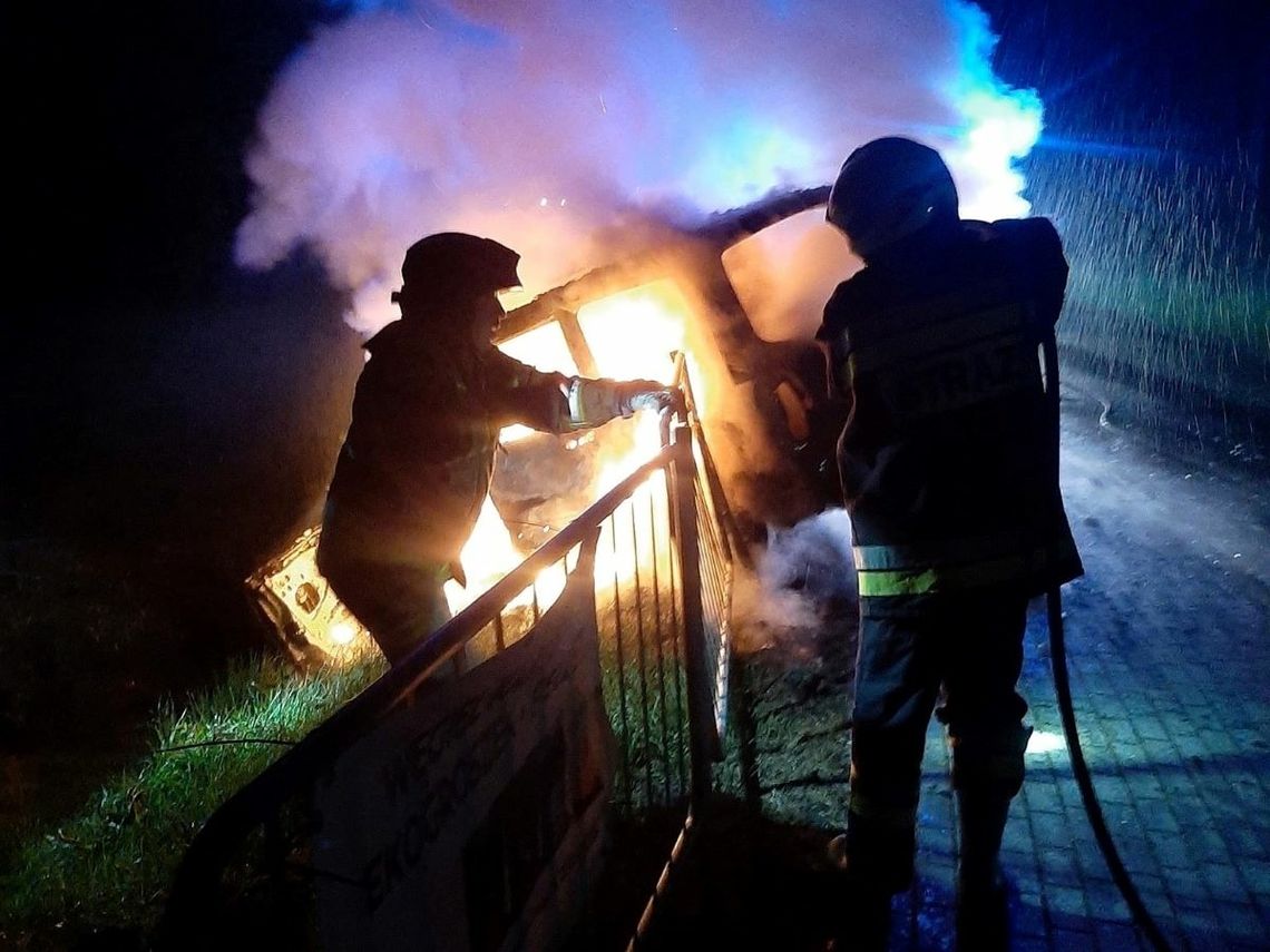 Oblał auto benzyną i podpalił, bo pokłócił się z rodziną. Subaru poszło z dymem