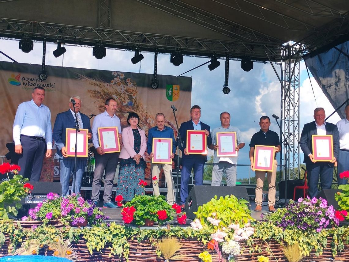 rolnicy wyróżnieni podczas dożynek powiatu włodawskiego 2023