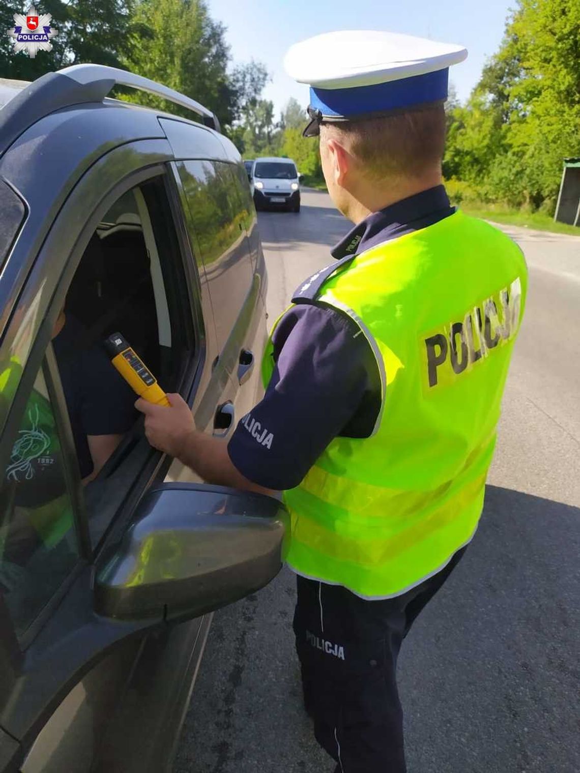 policjant sprawdza stan trzeźwości kierowcy
