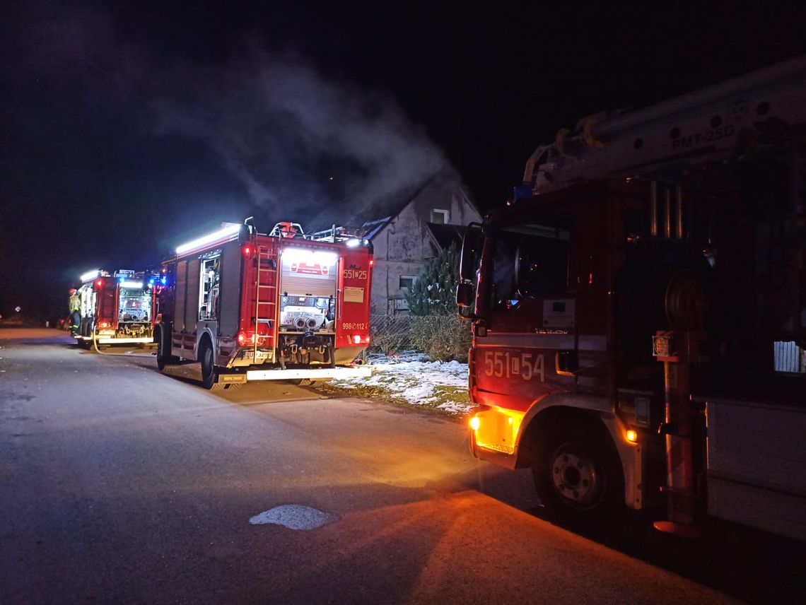 Ogień wybuchł w kotłowni. Pożar gasiło 16 strażaków [ZDJĘCIA]