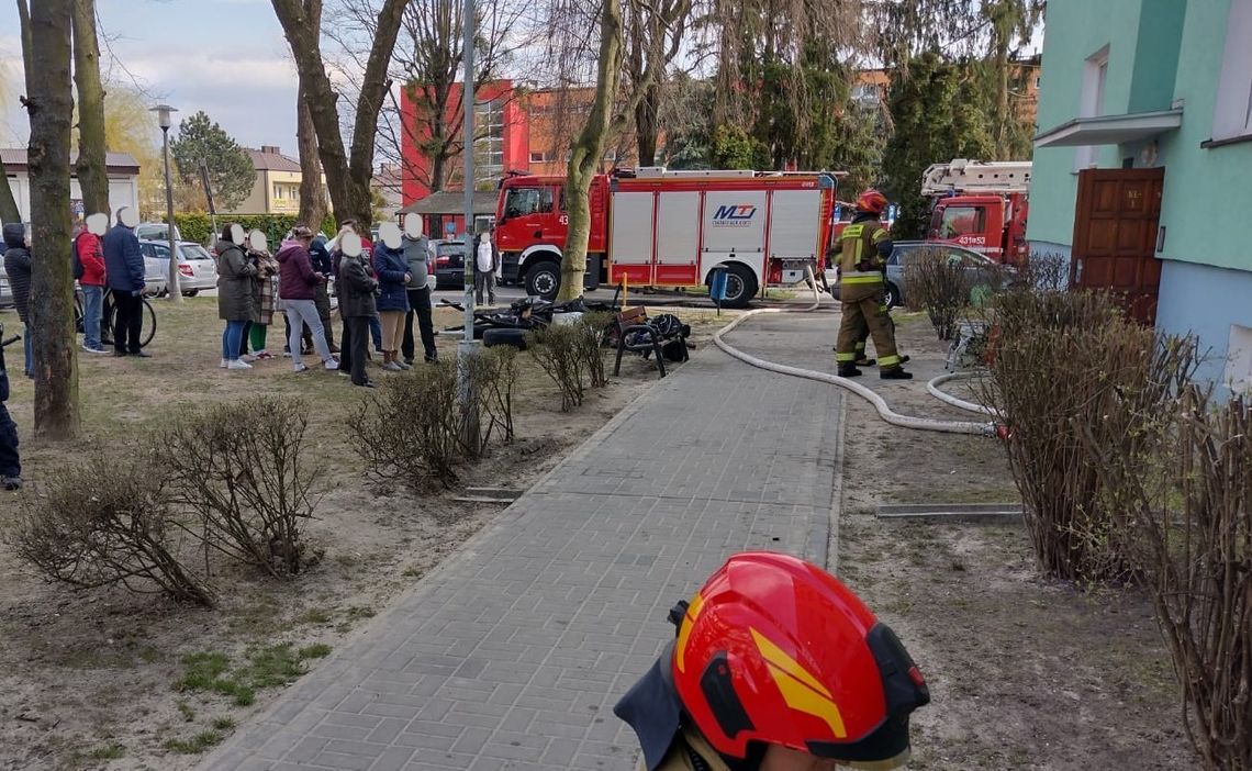 Pożar przy ulicy Piłsudskiego w Krasnymstawie. Ewakuacja kilkudziesięciu osób. Jedna trafiła do szpitala