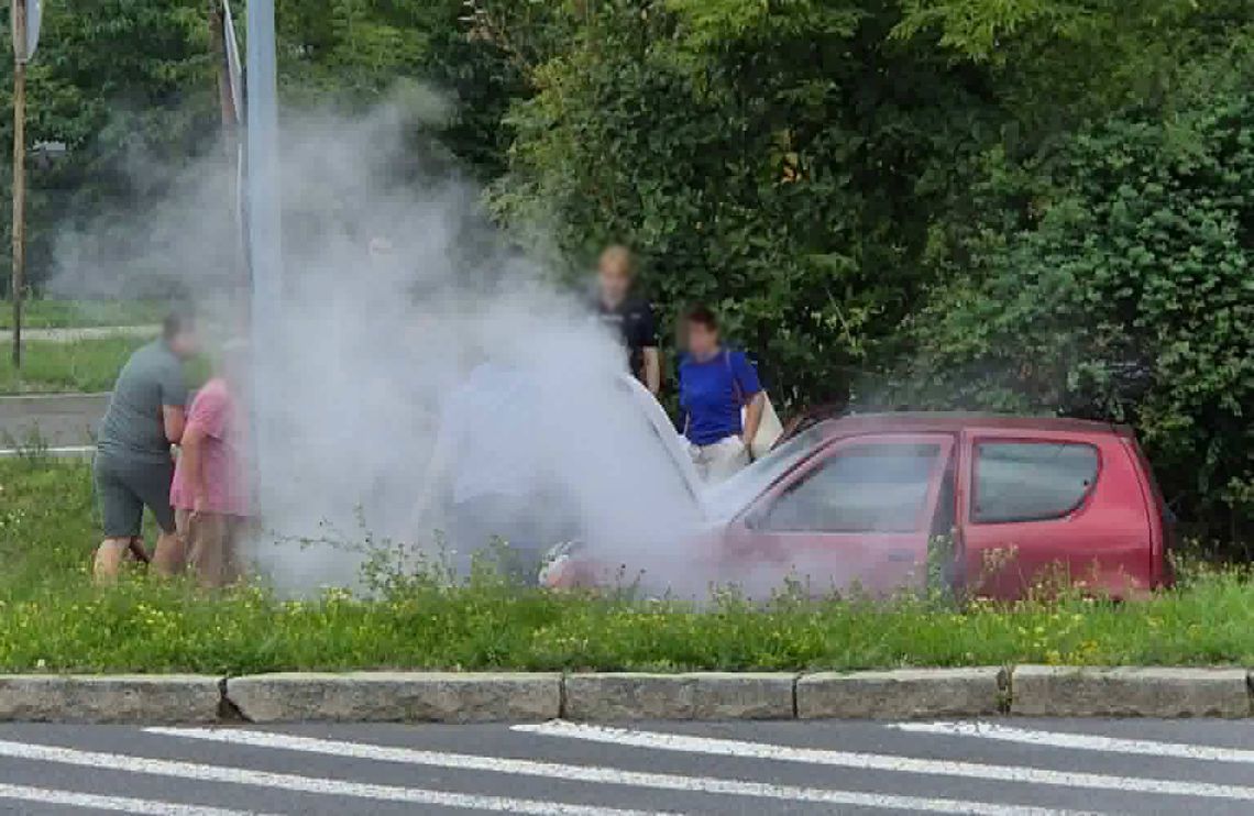 Pożar samochodu na ulicy Zielnej w Chełmie. Policjantki ugasiły ogień przed przyjazdem straży [FILM]