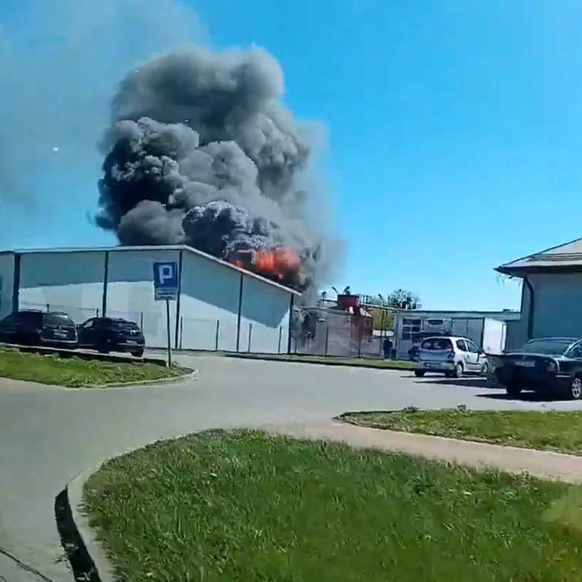 Pożar w chełmskim Bieluchu. Akcja strażaków na terenie zakładu [FILM]