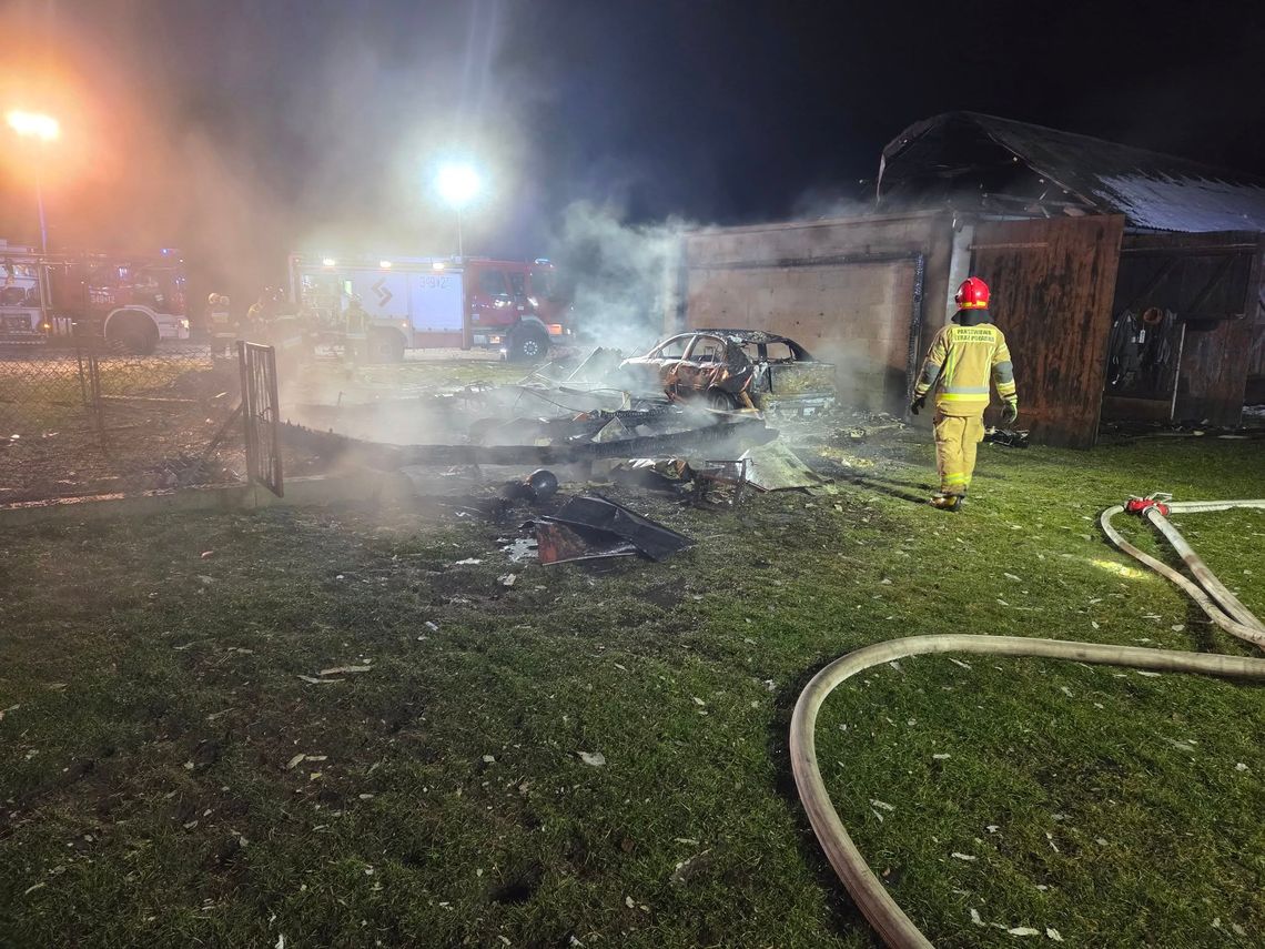 Budynek stanął w ogniu. W zgliszczach odnaleziono spalone auto [ZDJĘCIA]