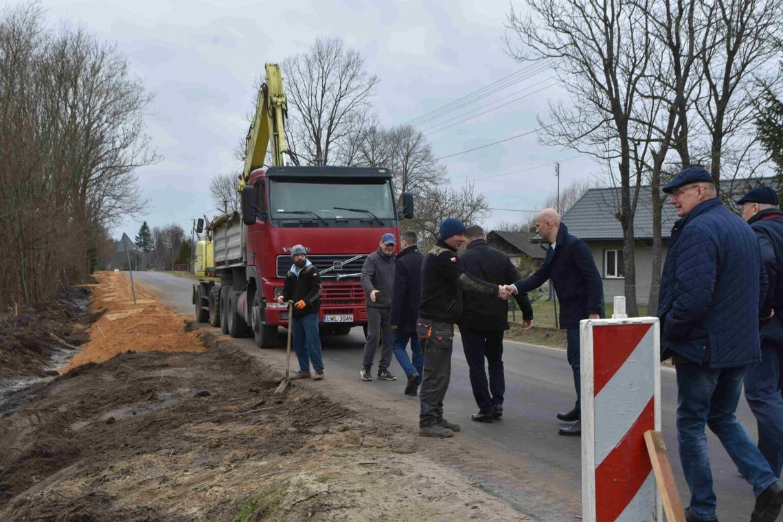 Prace na drogach powiatu włodawskiego trwają. Aura sprzyja