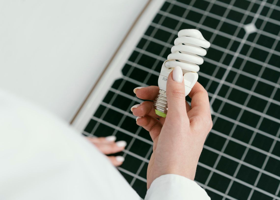 Prąd dla gminy Rejowiec będzie kosztował więcej. Ponad 1,27 mln zł za rok dostaw Ponad 1,27 mln zł brutto ma kosztować kompleksowa dostawa energii elektrycznej i jej dystrybucja dla obiektów gminy Rejowiec. W przetargu wpłynęła tylko jedna oferta - złożyła ją PGE Obrót S.A. Zaproponowana cena jest o blisko 486 tys. zł wyższa od kwoty założonej przez samorząd