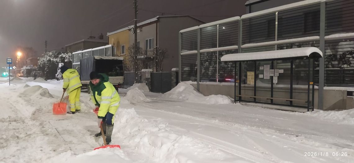 Prawie 60 pracowników w terenie. MPGK od wczesnych godzin porannych odśnieża miasto [ZDJĘCIA]