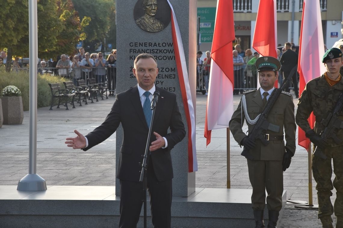 Pomnik odsłonięty. Prezydent Andrzej Duda i minister MSWiA odwiedzili Włodawę