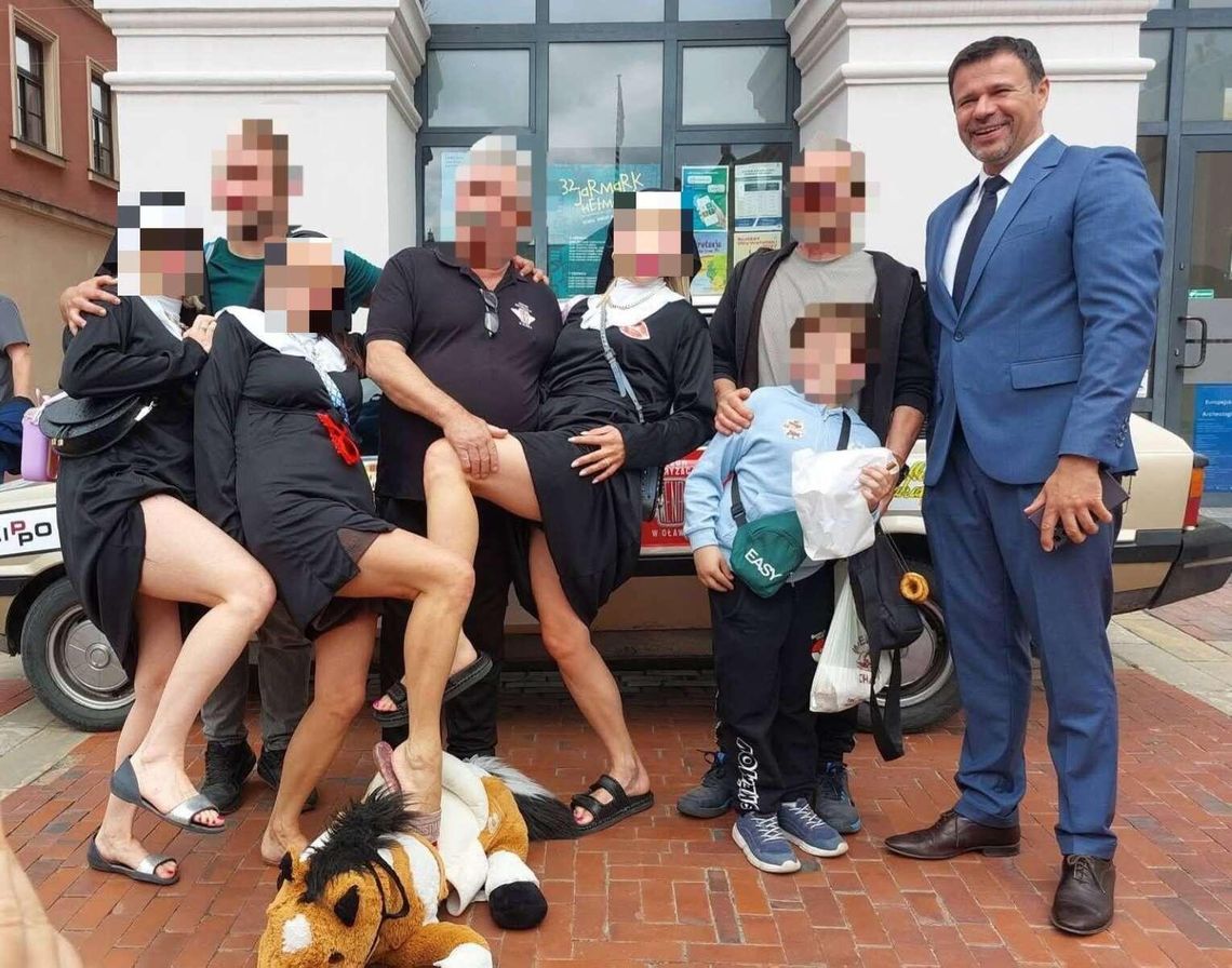 Prezydent Zamościa i „zakonnice”. Czy to obraża katolików? Awantura o zdjęcie z Rajdu Koguta Rafał Zwolak w obszernym oświadczeniu zaznaczył, że fotografia pochodzi z Rajdu Koguta – jednego z największych wydarzeń charytatywno-motoryzacyjnych w Polsce, którego celem jest zbiórka środków na pomoc ciężko chorym dzieciom.