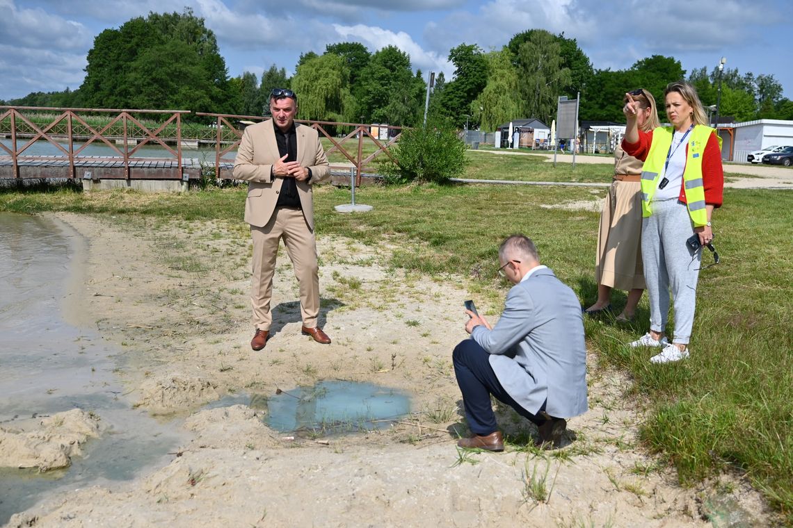 Przedwczesna panika nad Jeziorem Białym? Sinice zakwitły i znikły, a przedsiębiorcy już zaczęli liczyć straty...