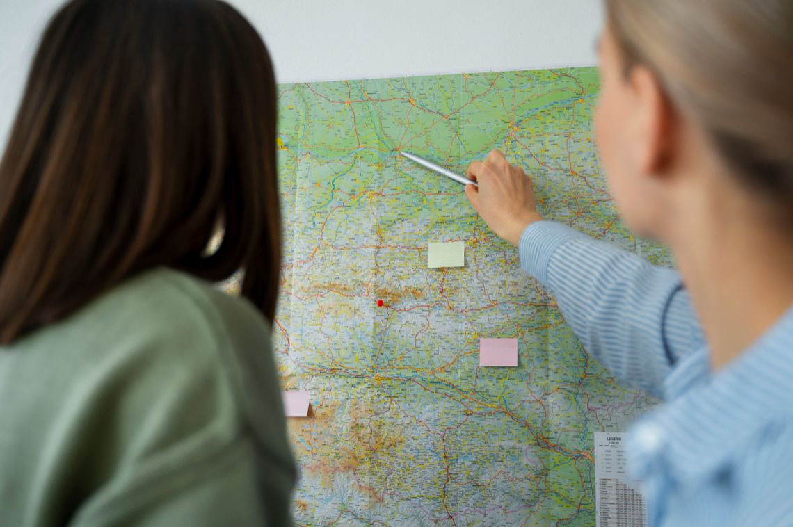 Przełomowe głosowanie w Dorohusku. Mieszkańców czeka cyfrowa rewolucja i nowe zasady zabudowy Podczas ostatniej sesji Rada Gminy Dohusk jednogłośnie przyjęła Plan Ogólny Gminy. Dokument zmienia zasady planowania przestrzennego na terenie całego samorządu i będzie miał bezpośrednie znaczenie dla mieszkańców planujących budowę domów, przedsiębiorców oraz przyszłych inwestycji gospodarczych.